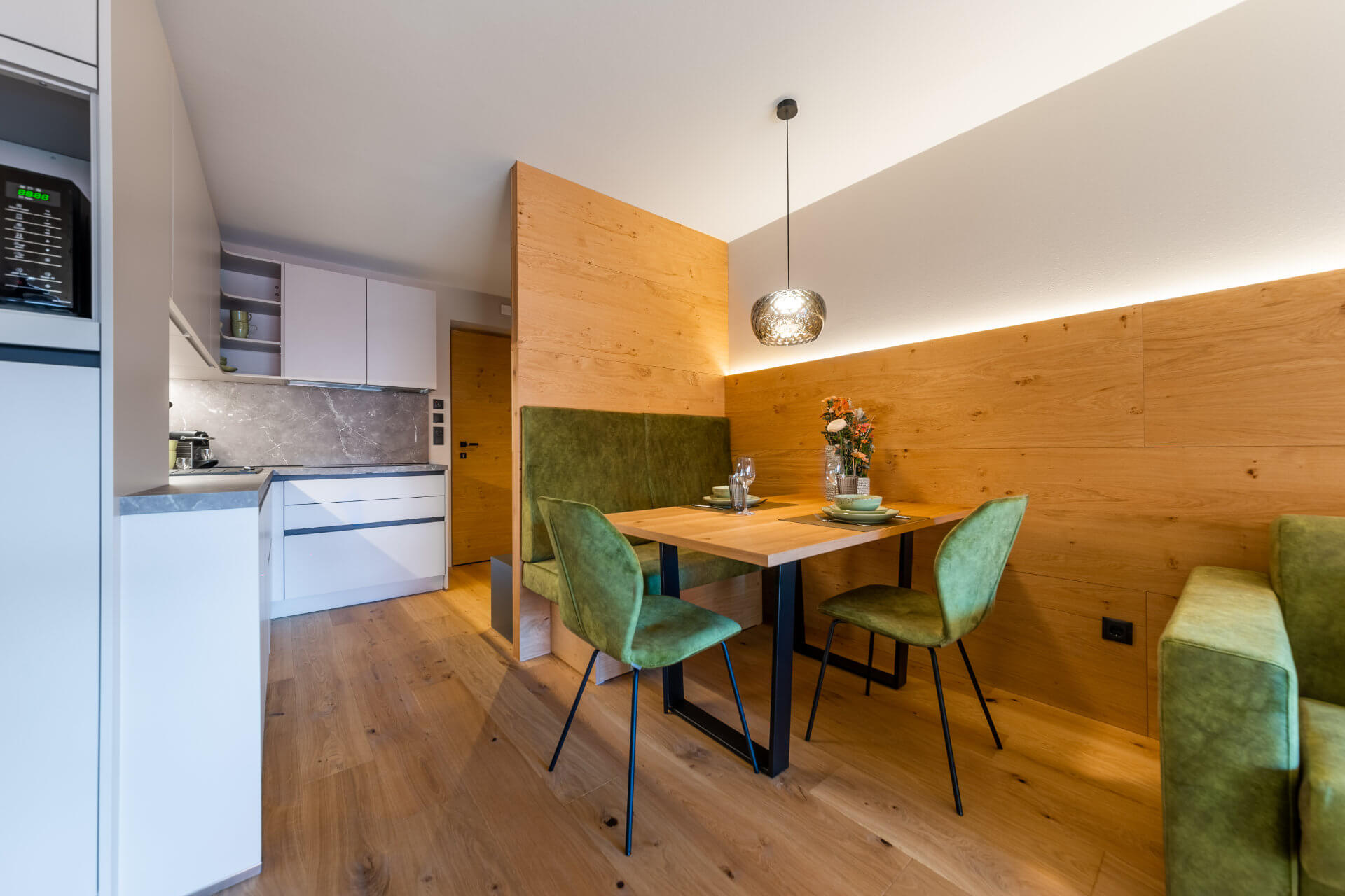 Kitchen corner with dining table - City Suite Standard